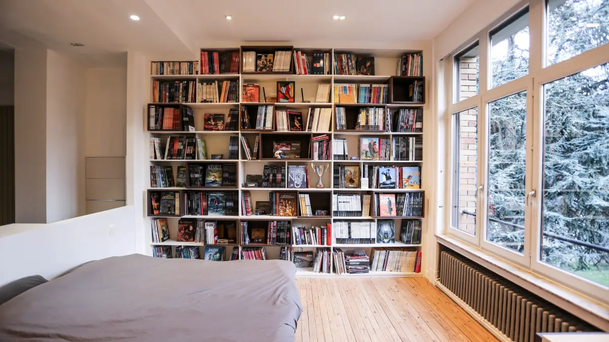 Bibliothèque sur sur toute la largeur du mur de la chambre