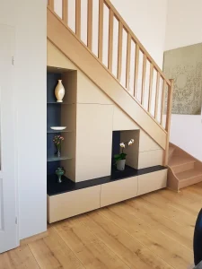 Placard sous escalier sur mesure avec niche déco réalisé par Coupet