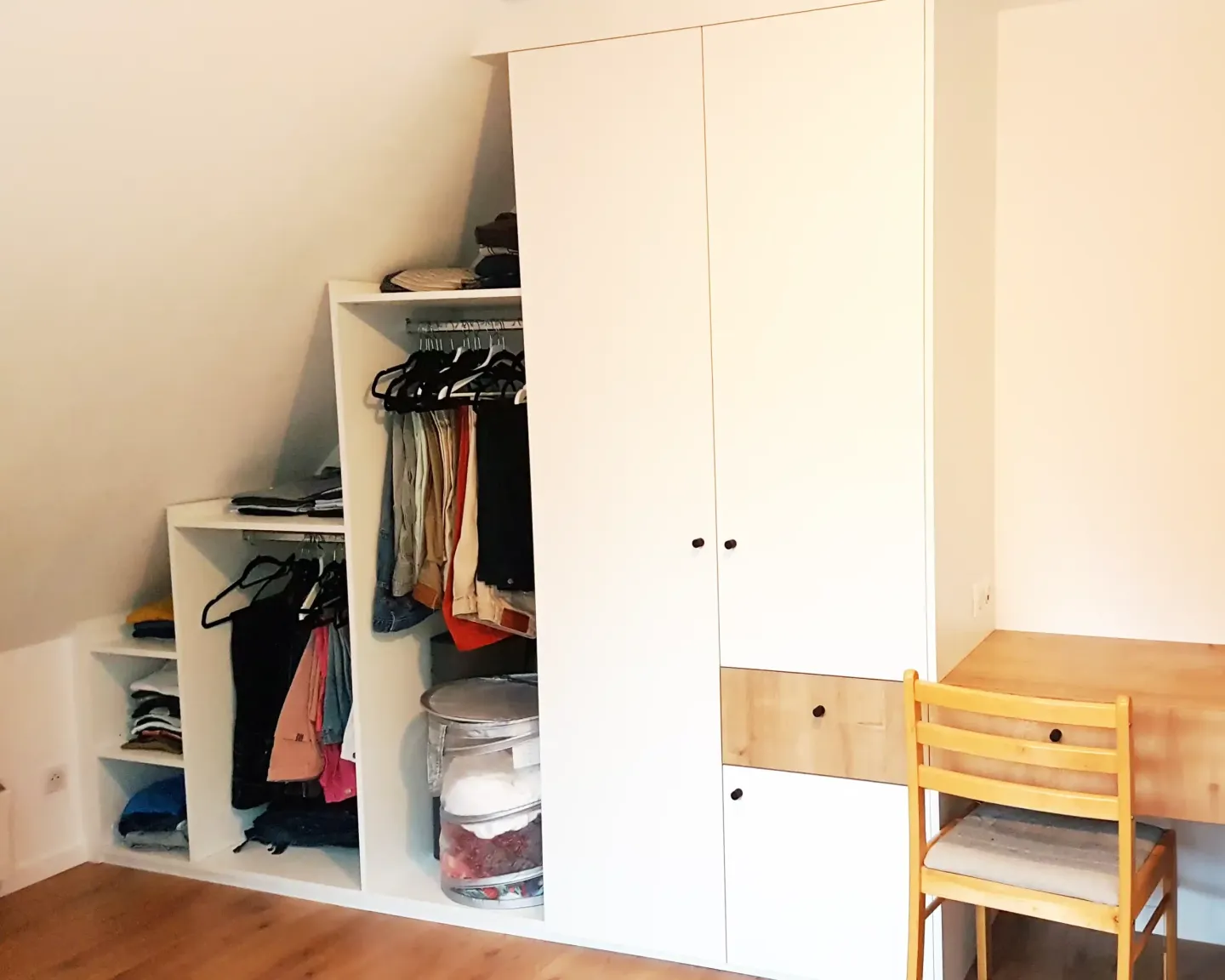 Dressing sous pente et placard avec bureau pour chambre adolescent